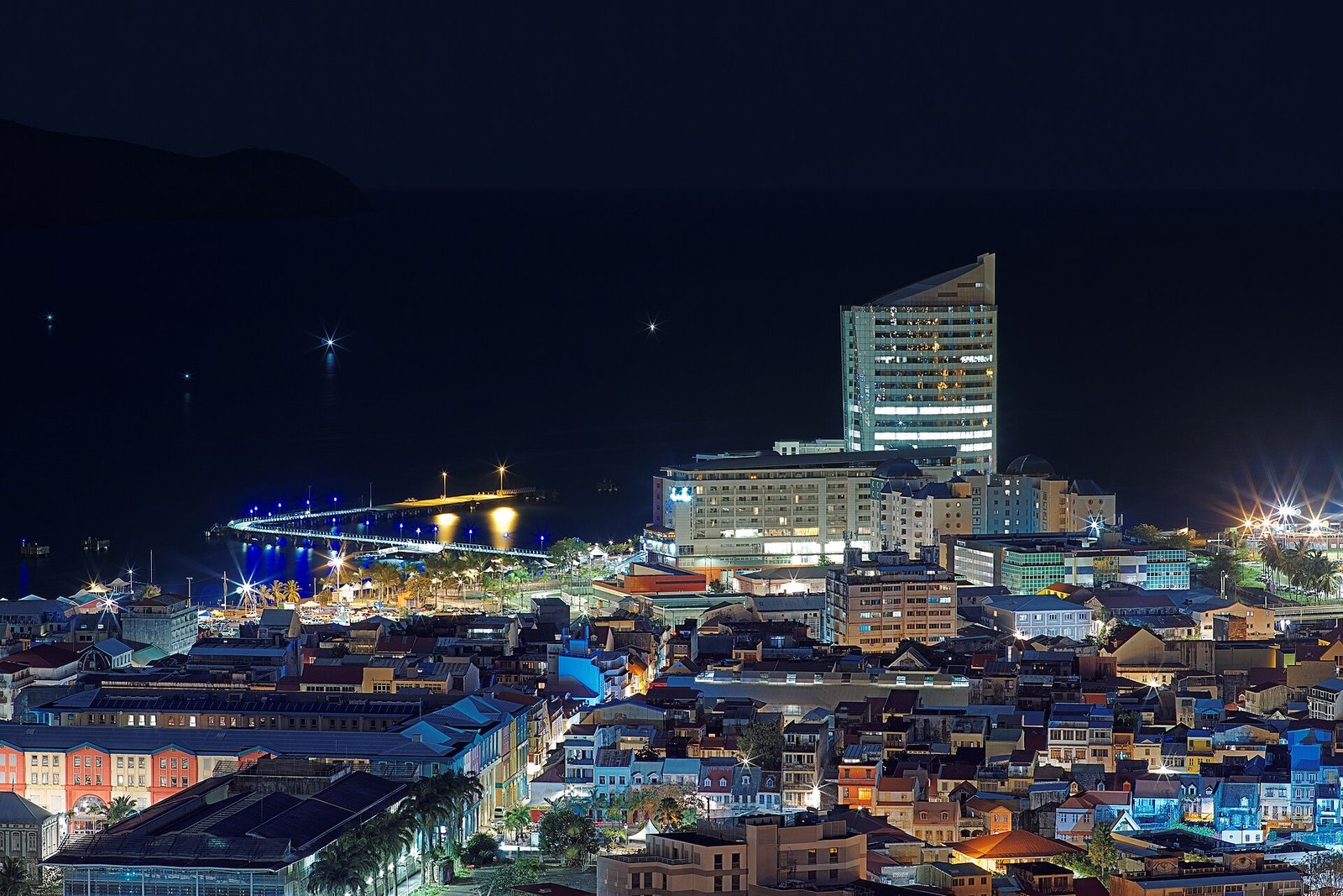 Vue nocturne de Fort-de-France en Martinique